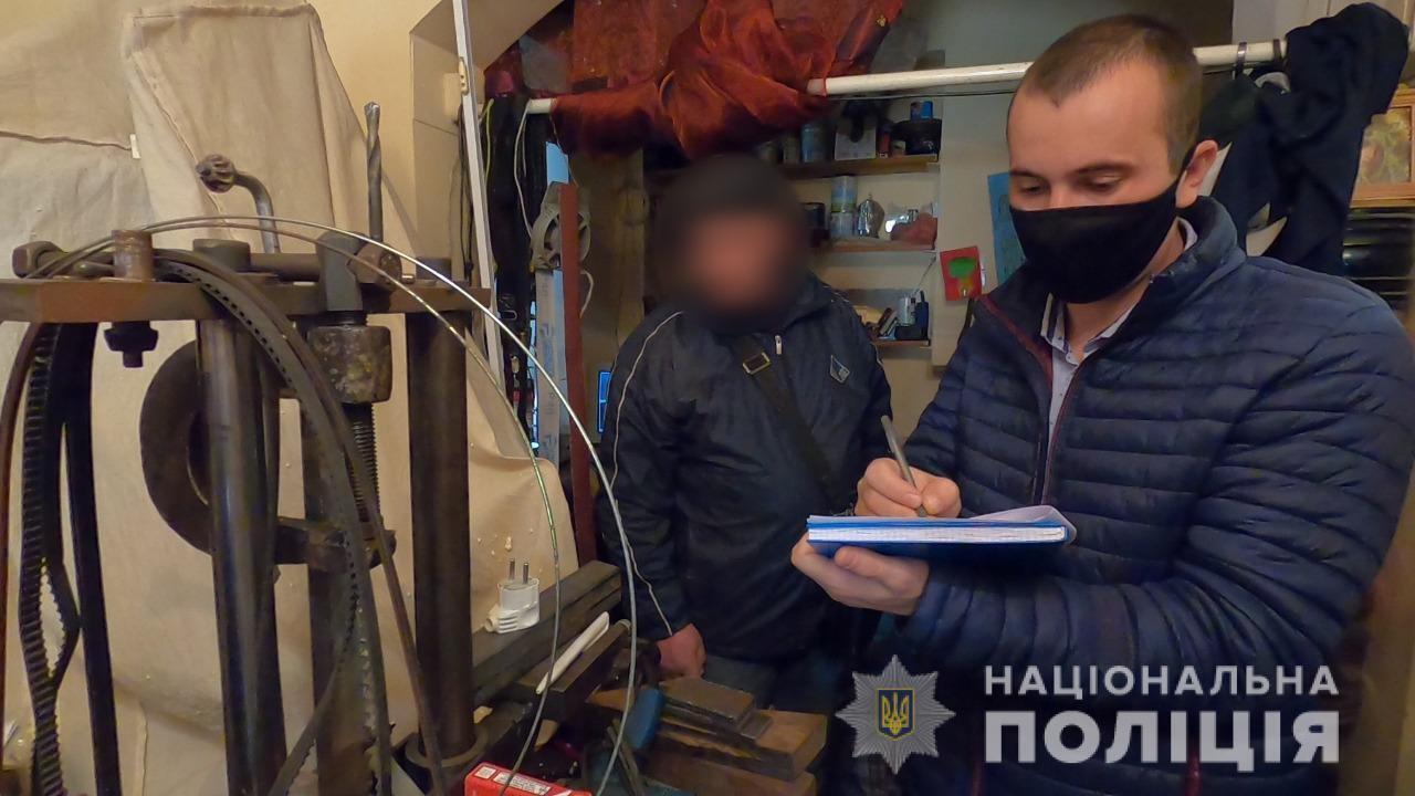 Одеські правоохоронці затримали 44-річного містянина, який займався незаконним виготовленням та збутом вогнепальної зброї