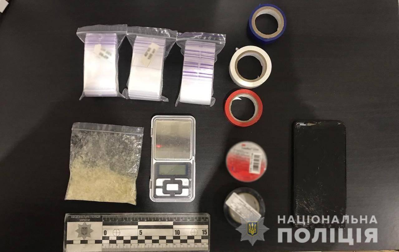 Поліцейські оголосили підозру мешканцю Приморського району Одеси у незаконному придбанні та зберіганні з метою збуту наркотичних речовин