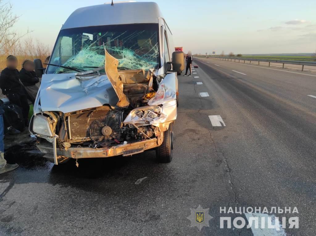 Поліцейські встановлюють обставини ДТП за участю маршрутки в Березівському районі