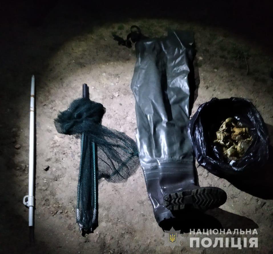 На Одещині водна поліція викрила двох чоловіків у незаконному вилові крабів та камбали