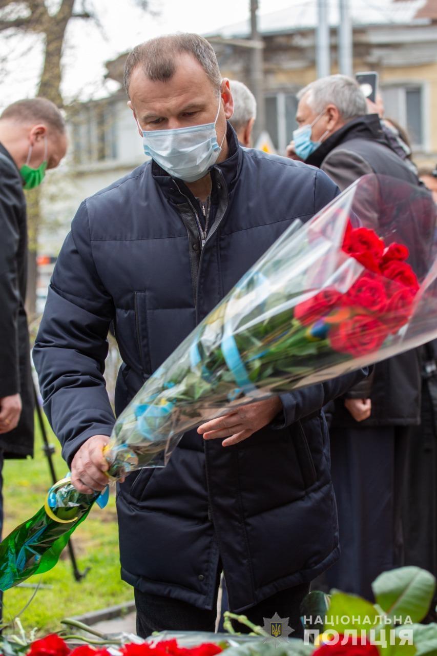 Поліцейські Одещини вшановують колег-ліквідаторів наслідків аварії на Чорнобильській атомній електростанції