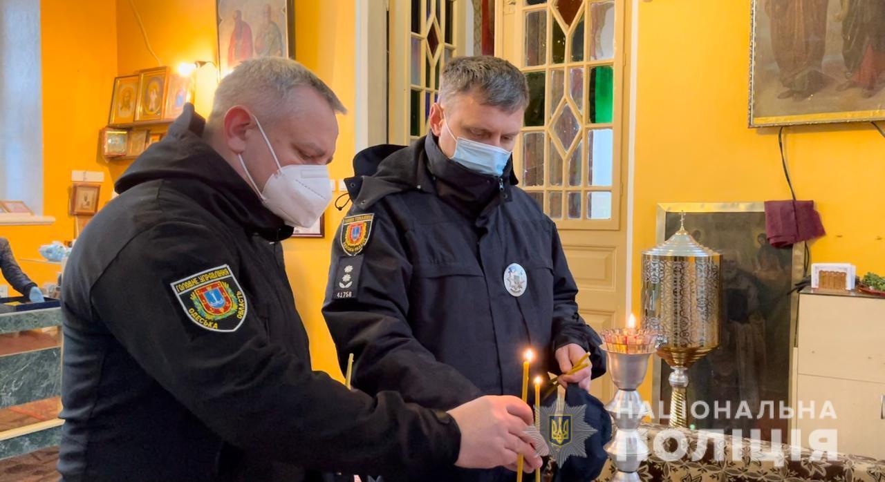 Поліцейські Одещини вшановують колег-ліквідаторів наслідків аварії на Чорнобильській атомній електростанції