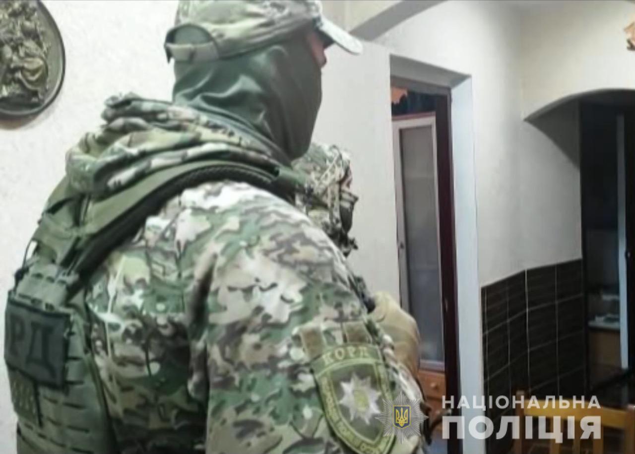 В Одесі правоохоронці оголосили підозру двом чоловікам у збуті підробленої національної валюти та незаконному заволодінні транспортним засобом