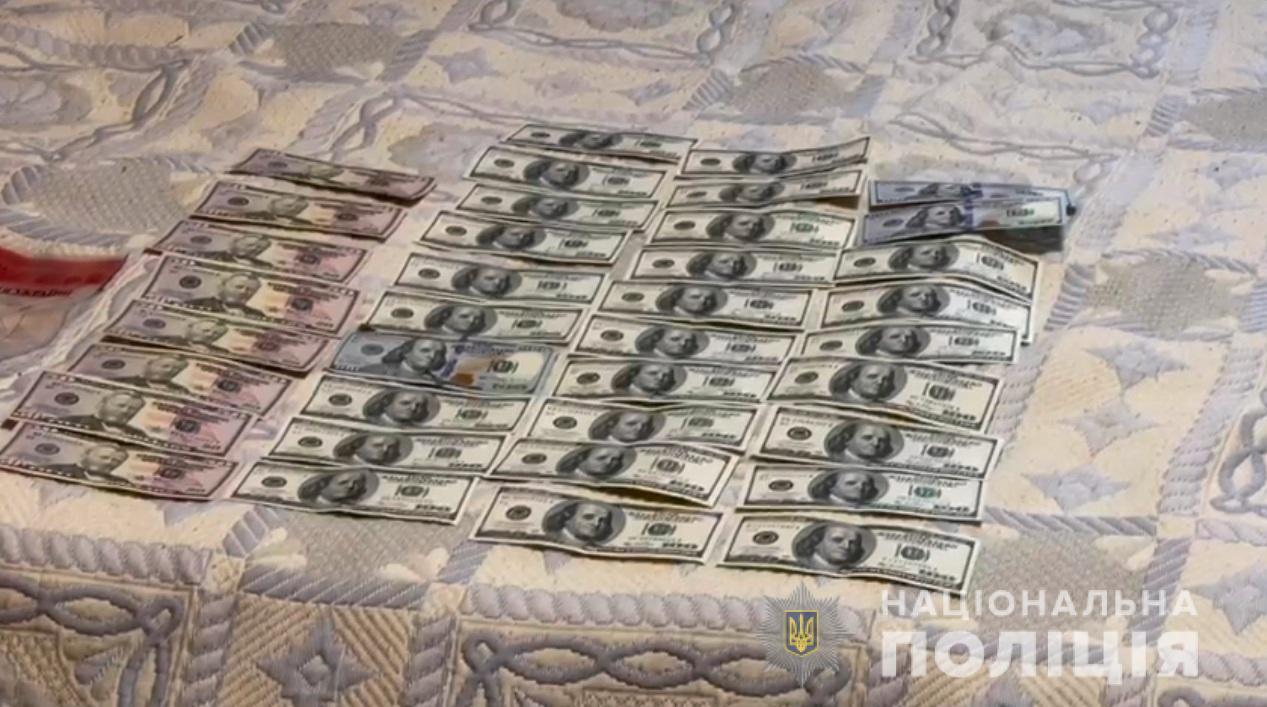 В Одесі правоохоронці оголосили підозру двом чоловікам у збуті підробленої національної валюти та незаконному заволодінні транспортним засобом