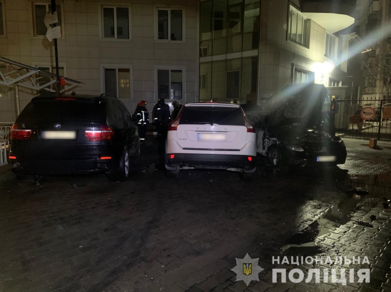 Одеські поліцейські розслідують обставини займання трьох автомобілів на вулиці Маршала Говорова