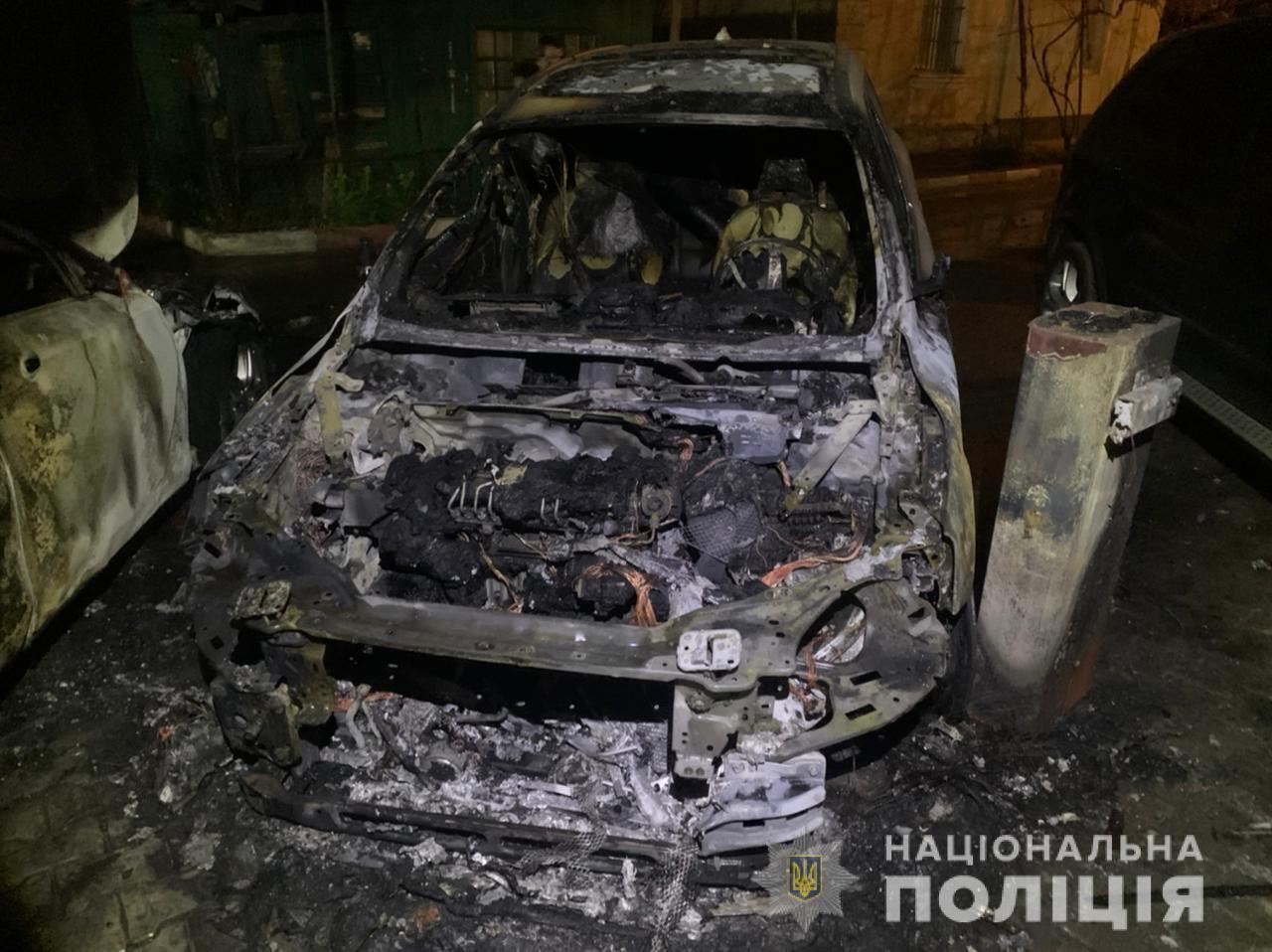 Одеські поліцейські розслідують обставини займання трьох автомобілів на вулиці Маршала Говорова