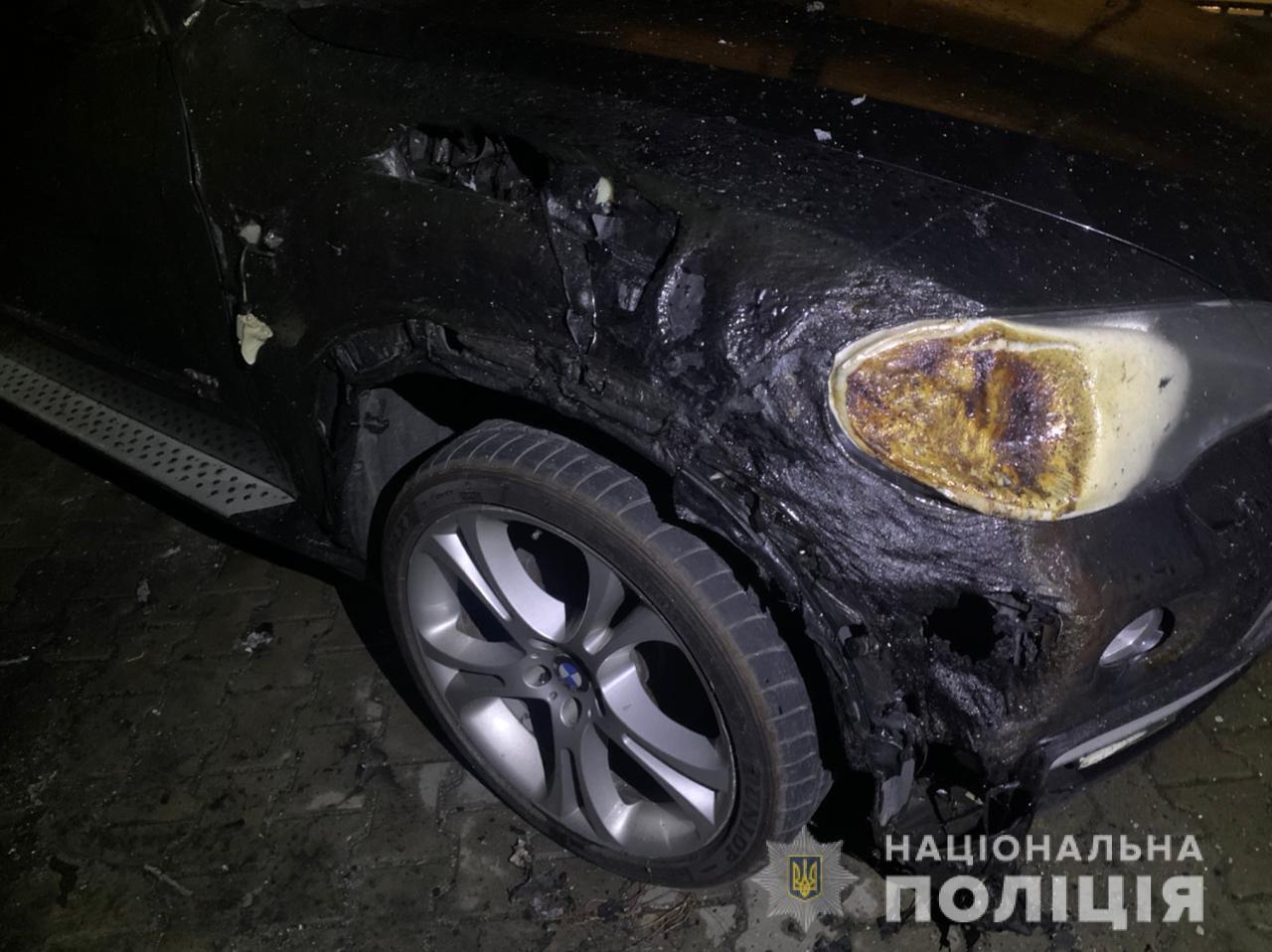 Одеські поліцейські розслідують обставини займання трьох автомобілів на вулиці Маршала Говорова