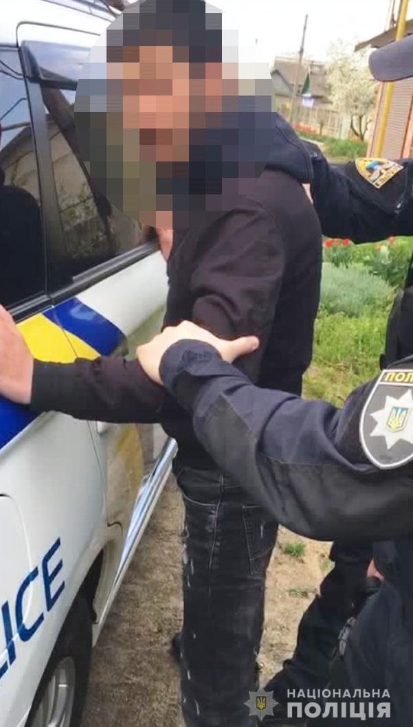 В Одеському районі правоохоронці викрили сімох осіб, які намагалися впливати на криміногенну ситуацію в районі
