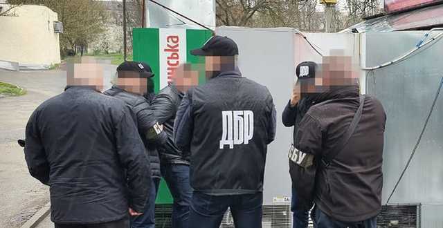 1 тыс. долларов США за право пребывания в Украине: ГБР задержало на Херсонщине чиновника миграционной службы