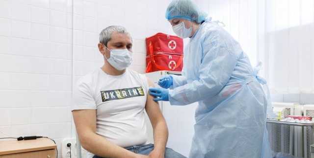 Полностью привиты от коронавируса пять украинцев, – СНБО