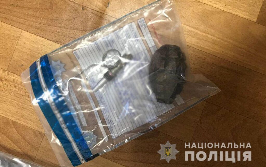 У затриманого за хуліганство в супермаркеті Маріуполя поліція вилучила зброю та наркотики