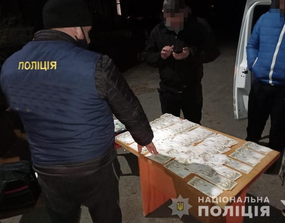На Житомирщині поліцейські викрили посадовця в отриманні хабаря за продаж селекційних овочів