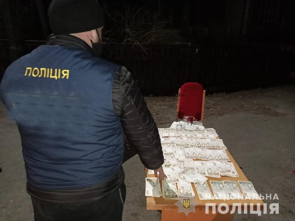 На Житомирщині поліцейські викрили посадовця в отриманні хабаря за продаж селекційних овочів