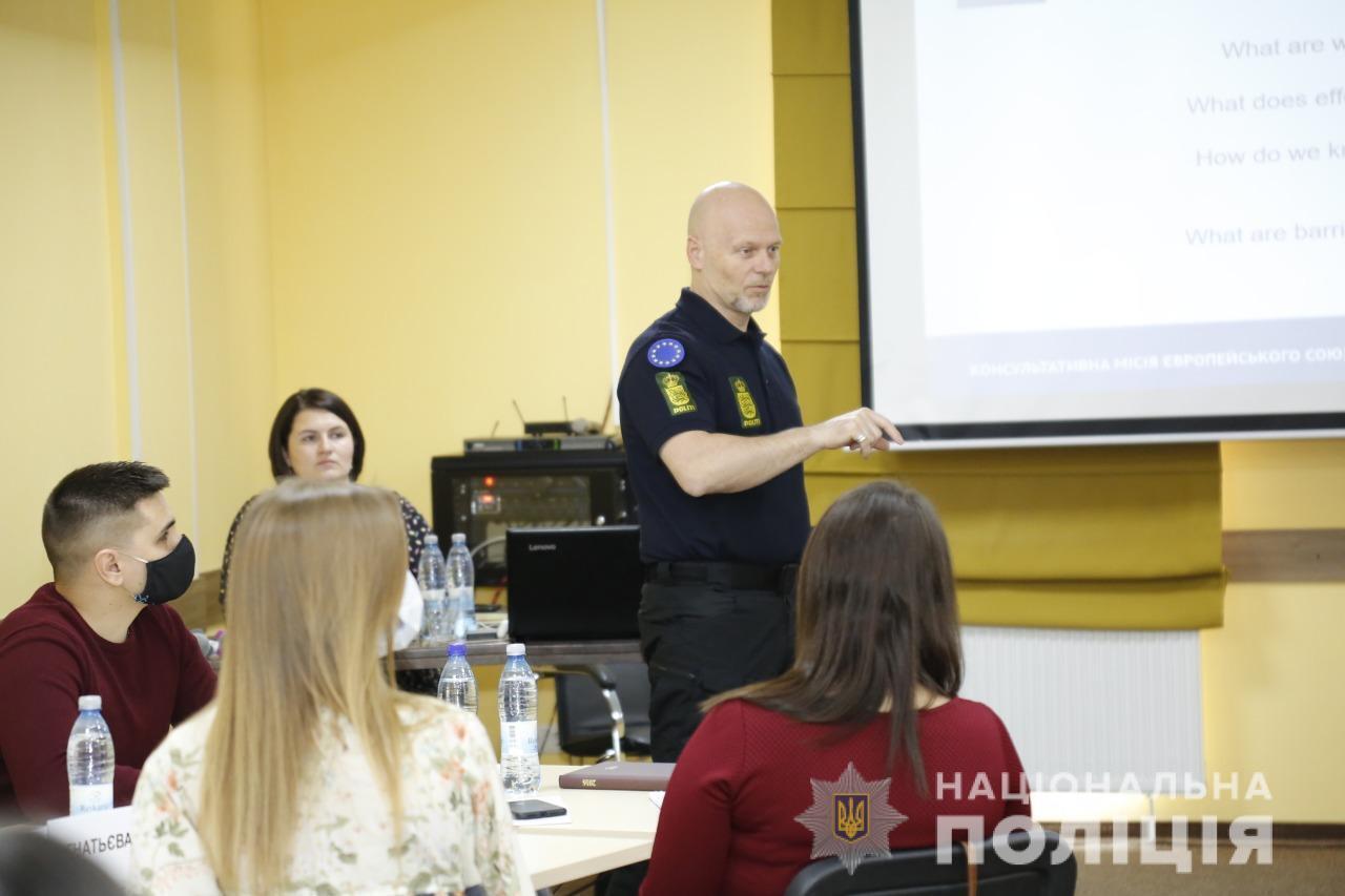 У Вінниці  оператори служби «102» з п’яти областей України вдосконалювали навички комунікації з іноземними громадянами