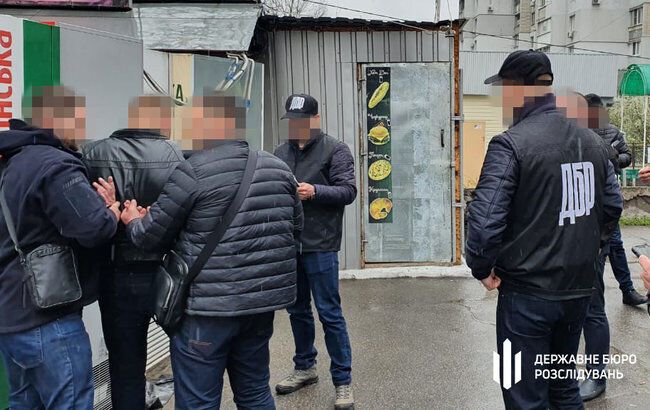 1 тыс. долларов США за право пребывания в Украине: ГБР задержало на Херсонщине чиновника миграционной службы