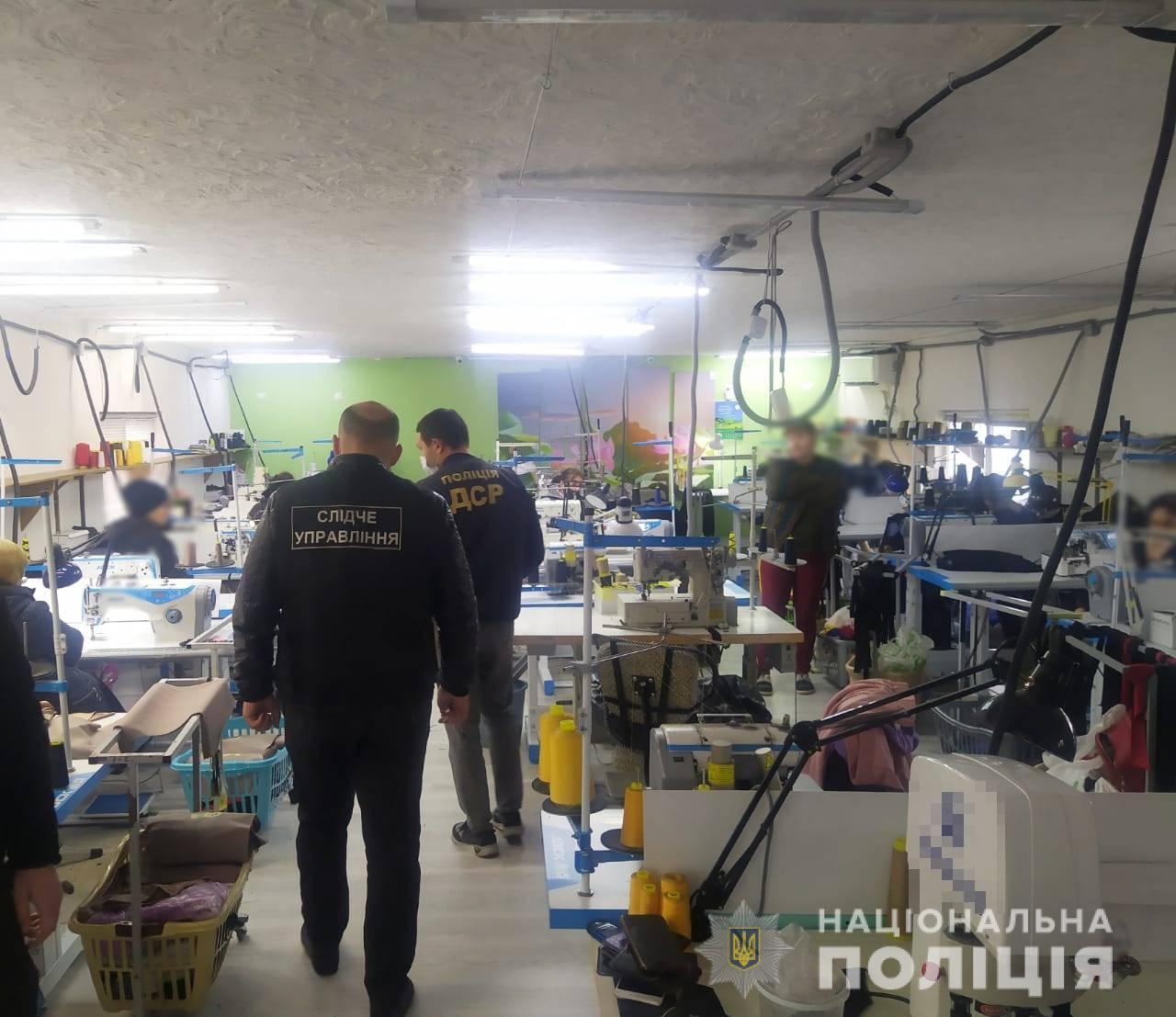 На Одещині правоохоронці задокументували протиправну діяльність злочинної групи, яка займалася виготовленням одягу, підробленого під відомі світові бренди