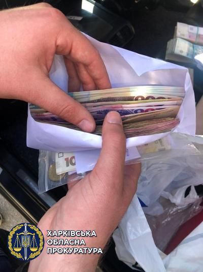 Вимагала 7500 грн у підприємця за незаконну торгівлю продуктами харчування – завідувачці одного з секторів адміністрації району повідомлено про підозру (ФОТО)