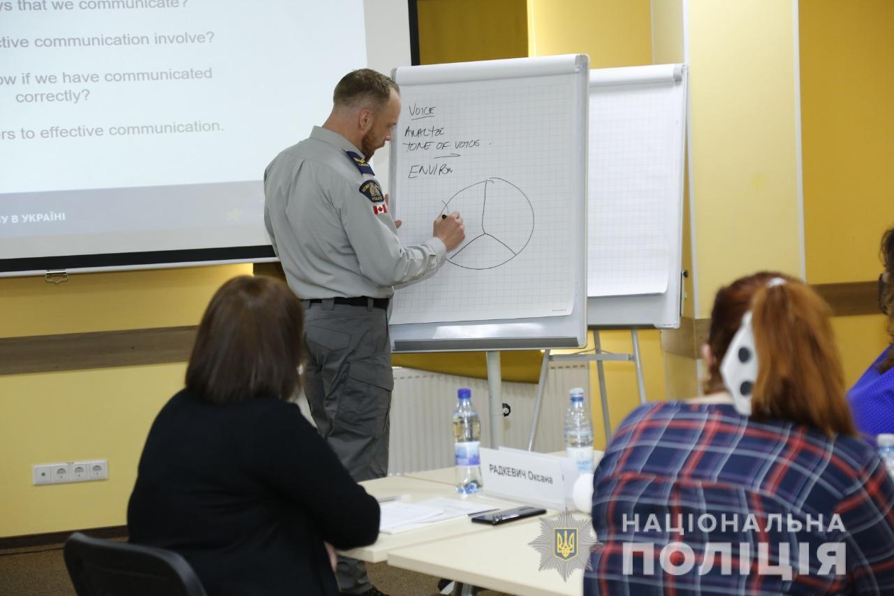 У Вінниці  оператори служби «102» з п’яти областей України вдосконалювали навички комунікації з іноземними громадянами