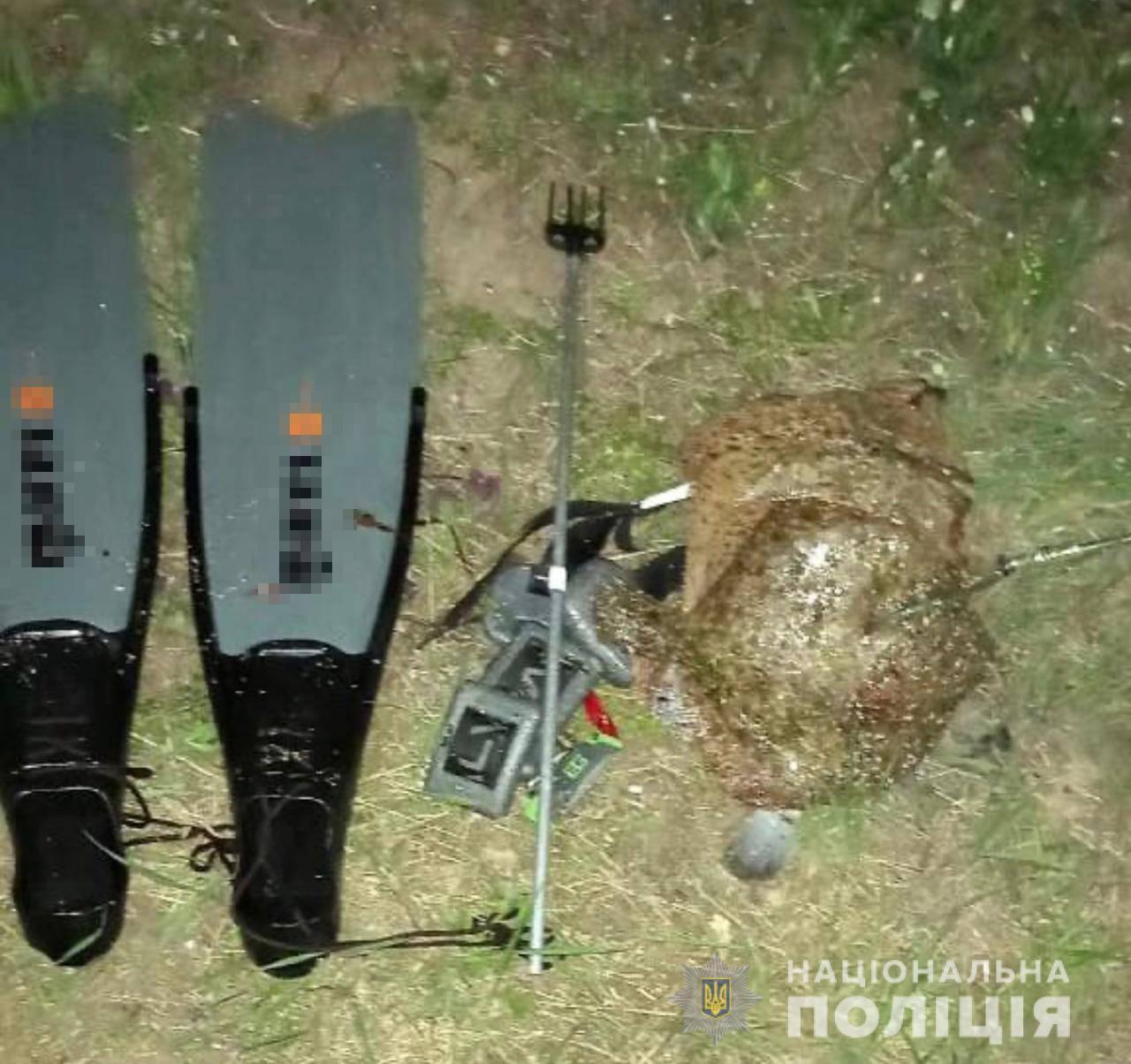 На Одещині водна поліція викрила двох чоловіків у незаконному вилові крабів та камбали