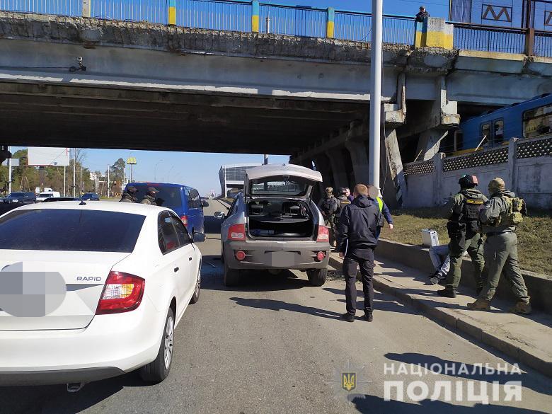 Столичні оперативники затримали чоловіка, який скоїв розбійний напад на киянина та відібрав у нього 300 тисяч гривень