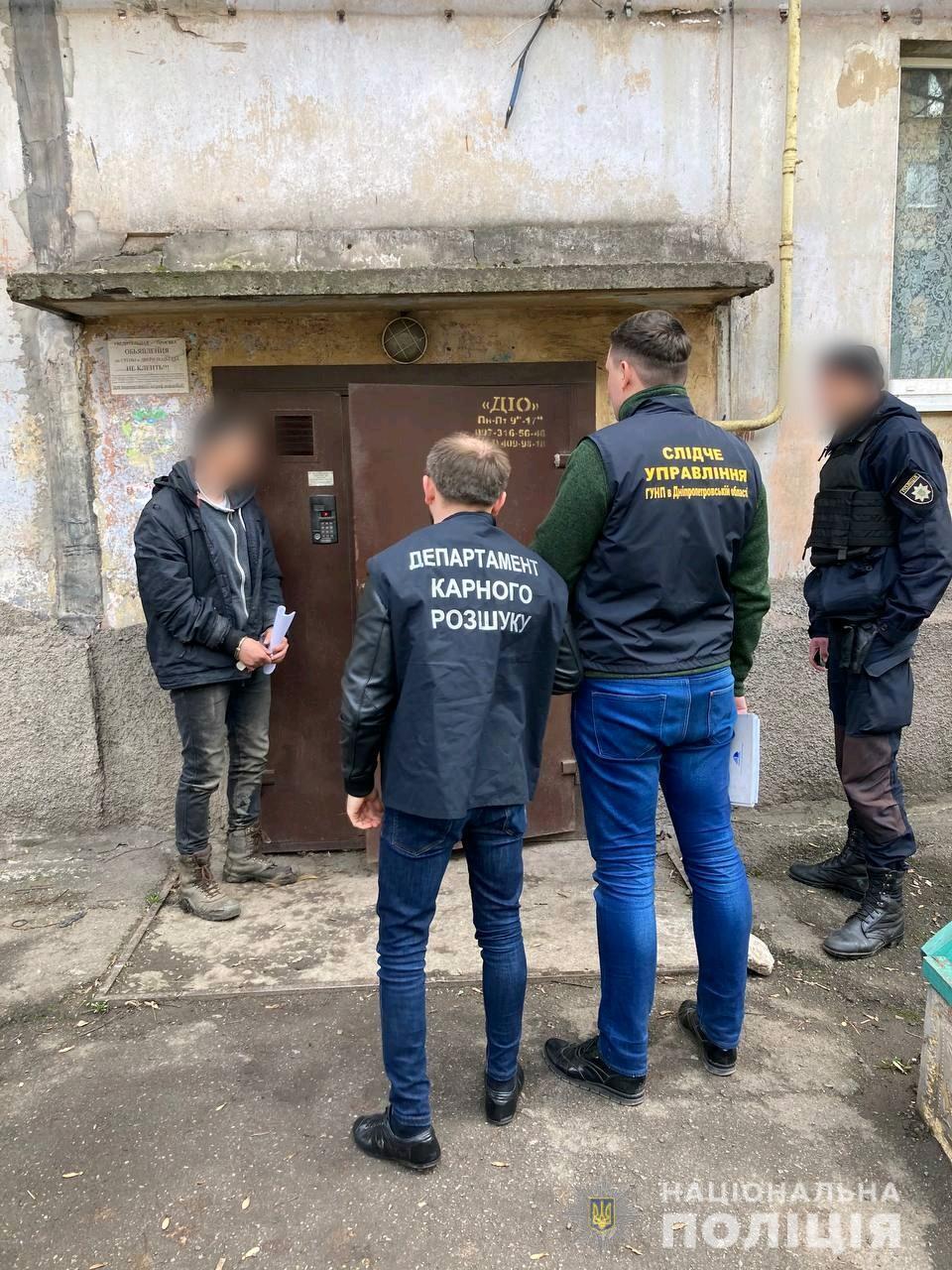 На Дніпропетровщині поліцейські затримали злочинну групу за серію крадіжок із підприємства, яке має стратегічне значення для економіки і безпеки держави