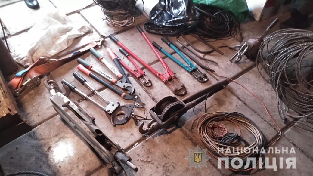 На Дніпропетровщині поліцейські затримали злочинну групу за серію крадіжок із підприємства, яке має стратегічне значення для економіки і безпеки держави