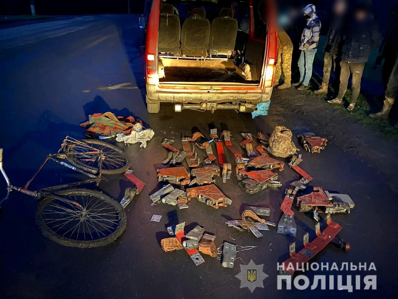 На Дніпропетровщині поліцейські затримали злочинну групу за серію крадіжок із підприємства, яке має стратегічне значення для економіки і безпеки держави