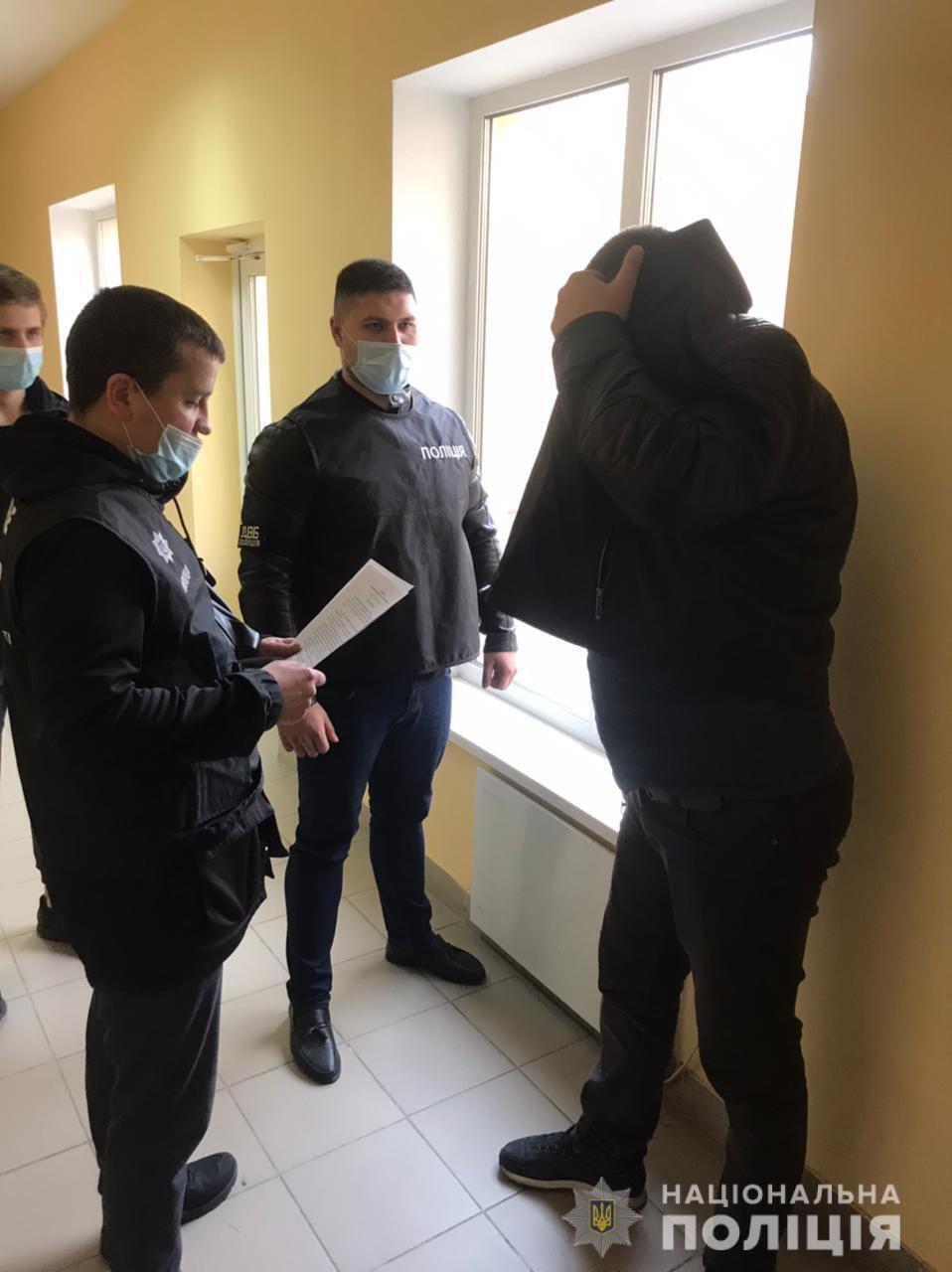 Правоохоронці Київщини затримали чоловіка, який намагався «відкупитися» від кримінальної відповідальності