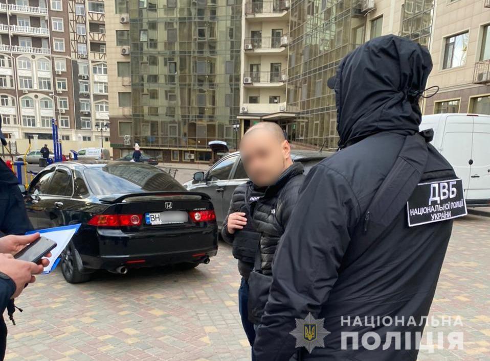 Внутрішня безпека Нацполіції затримала колишнього співробітника одеської поліції за хабарництво