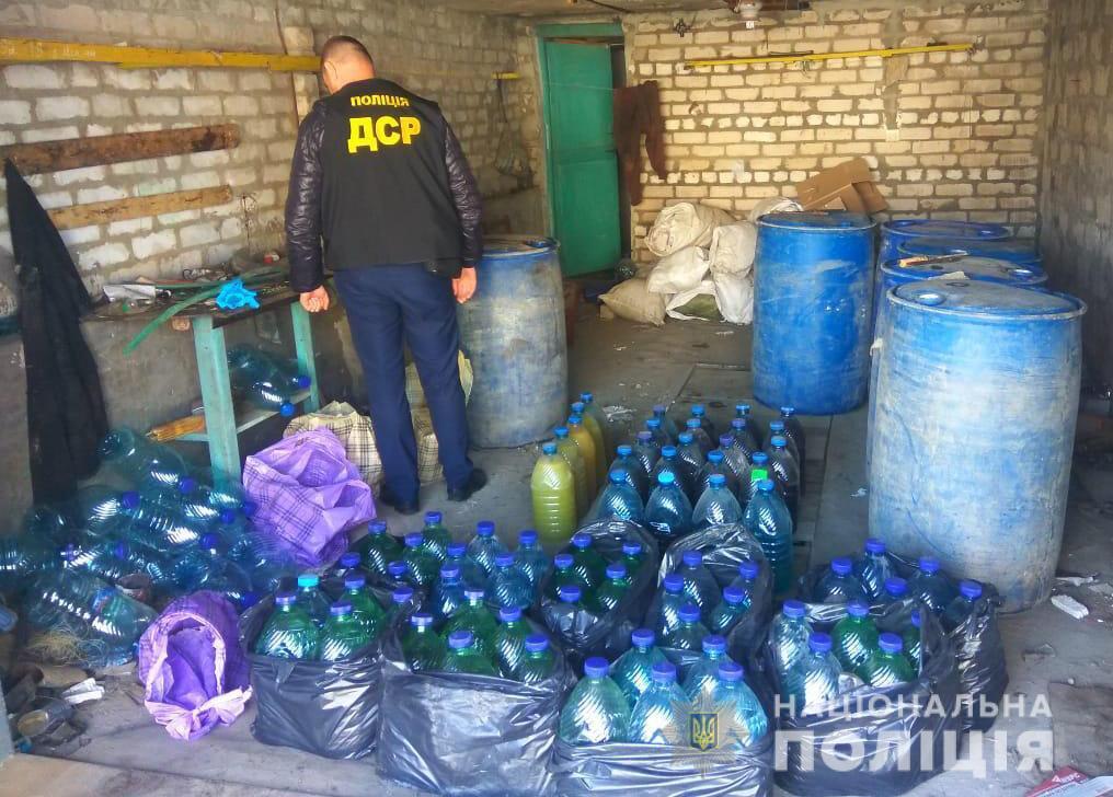 Запорізькі поліцейські припинили діяльність організованої злочинної групи з виготовлення фальсифікованих лікеро-горілчаних напоїв