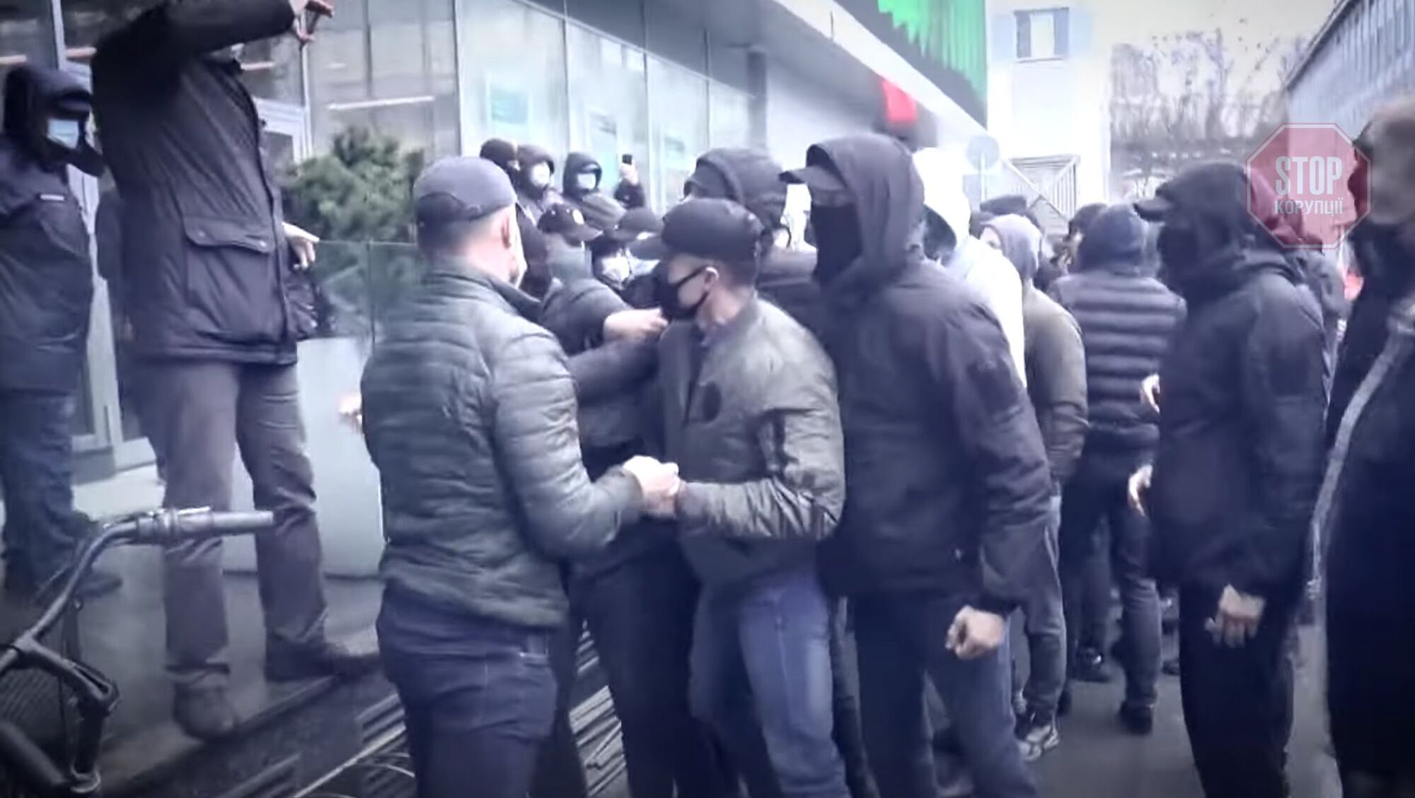  Під ТРЦ ''Гулівер'' активістів атакували охоронці Фото: СтопКор