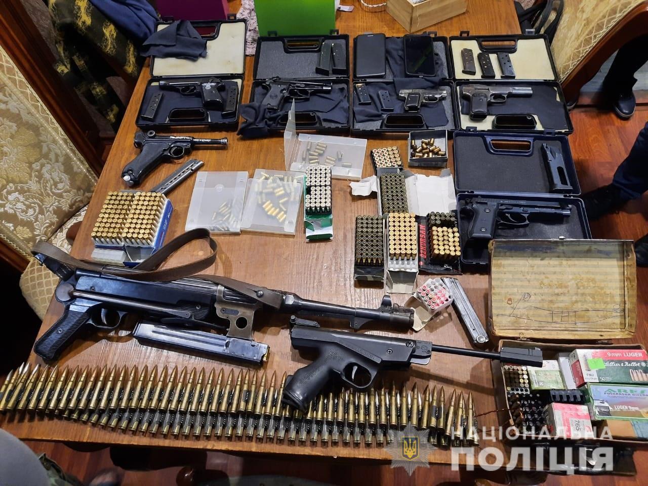 Харківські оперативники викрили групу осіб, причетних до торгівлі зброєю