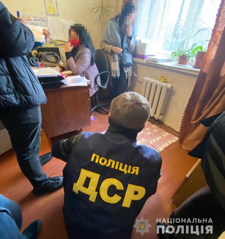 Харківські поліцейські затримали начальницю райвідділу та виконавицю Державної виконавчої служби за вимагання коштів за зняття арешту з нерухомого майна