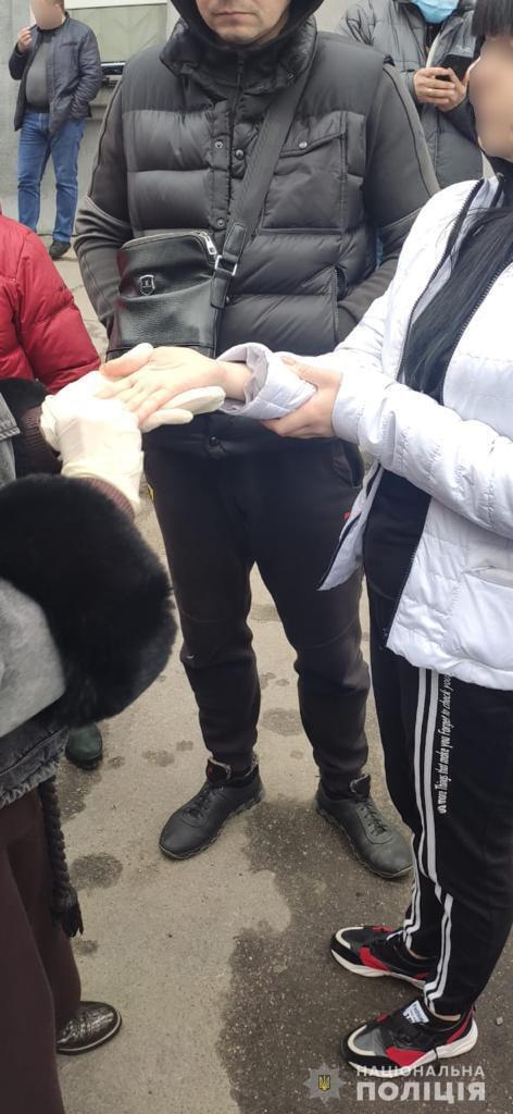 В Херсоні поліцейські затримали працівницю виконавчої служби під час отримання 100 тисяч гривень неправомірної вигоди