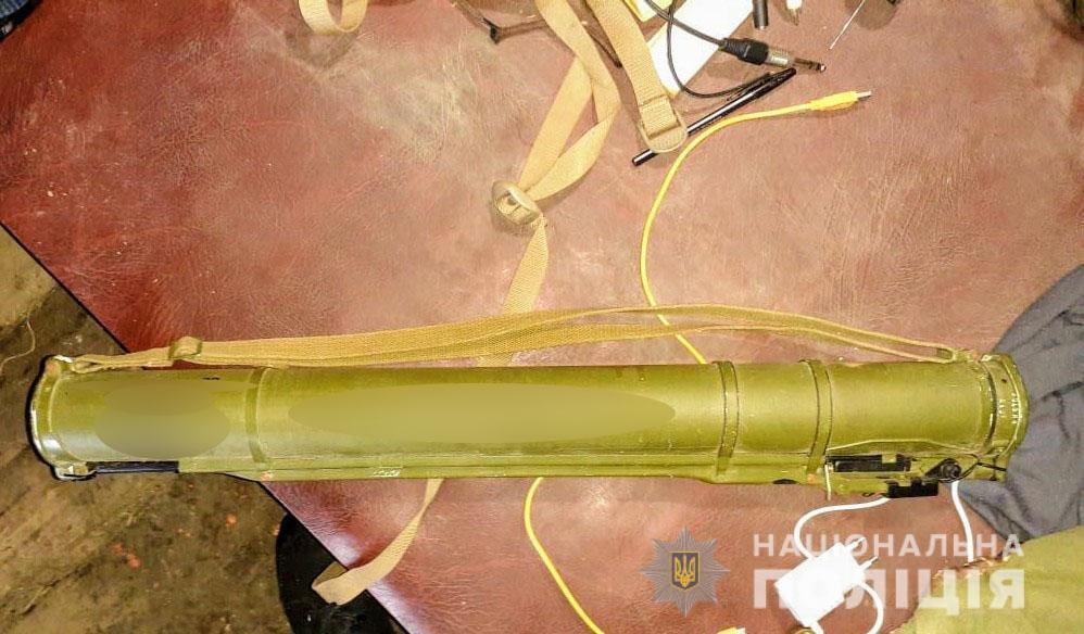 Херсонські правоохоронці вилучили арсенал військових засобів ураження в будинку жителя Скадовська