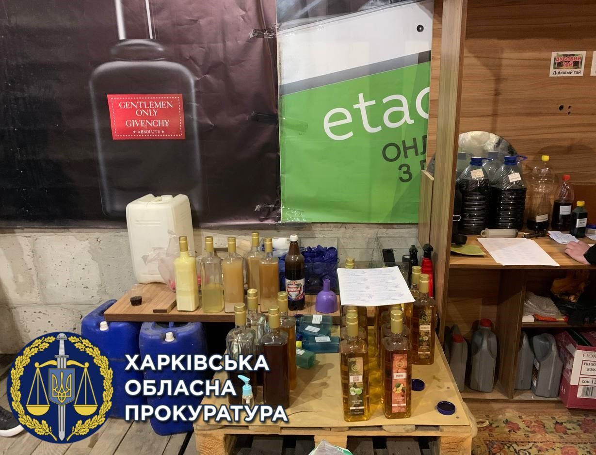 У Харкові ліквідовано підпільний цех із виготовлення фальсифікату — вилучено 540 літрів алкогольних виробів (ФОТО)