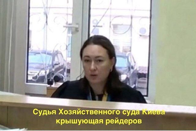 Судья Екатерина Головина помогает Ирине Манохе «отжать» ОСМД «Голосіївська фортеця»