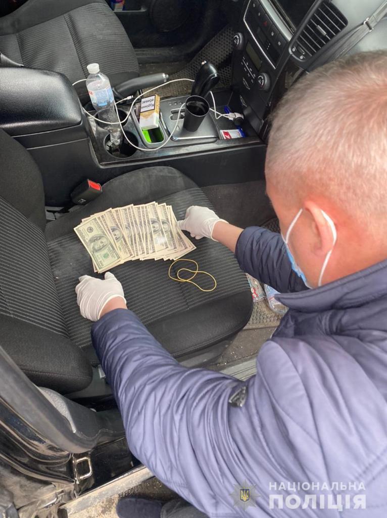 В Херсоні поліцейські затримали працівницю виконавчої служби під час отримання 100 тисяч гривень неправомірної вигоди