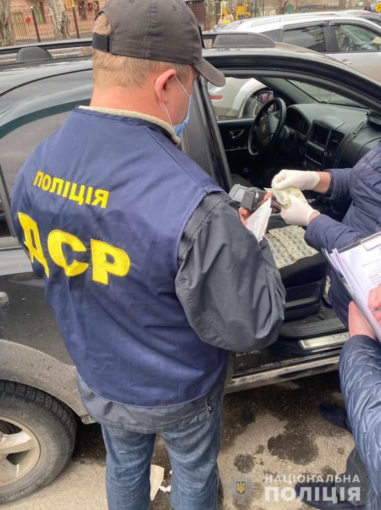В Херсоні поліцейські затримали працівницю виконавчої служби під час отримання 100 тисяч гривень неправомірної вигоди