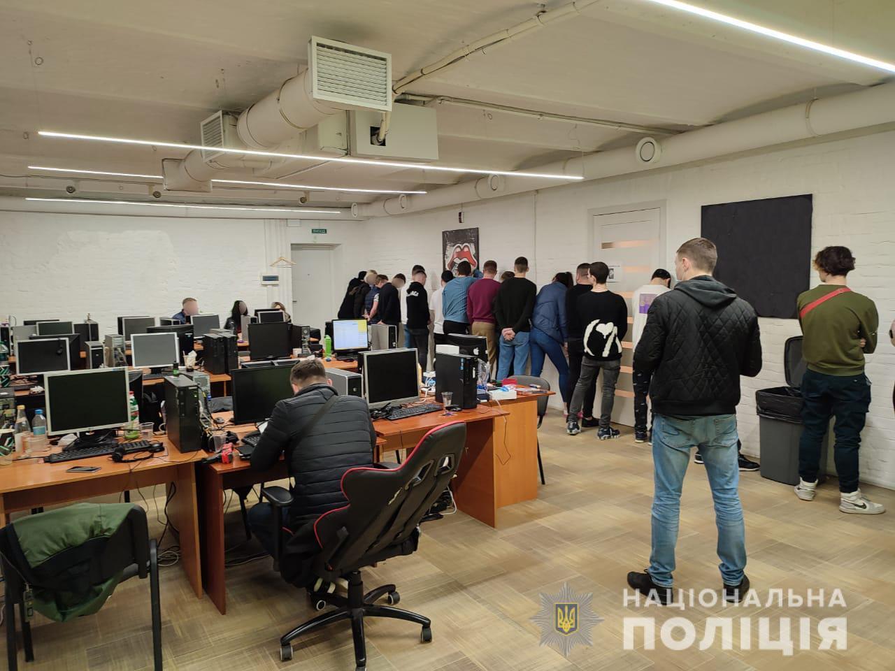 Кіберполіція ліквідувала шахрайський call-центр: його працівники викрадали гроші з банківських карток громадян