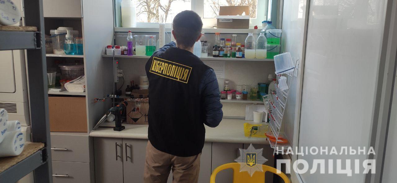 Кіберполіція Львівщини викрила злочинне угруповання у Інтернет-торгівлі фальсифікованими побутовими товарами