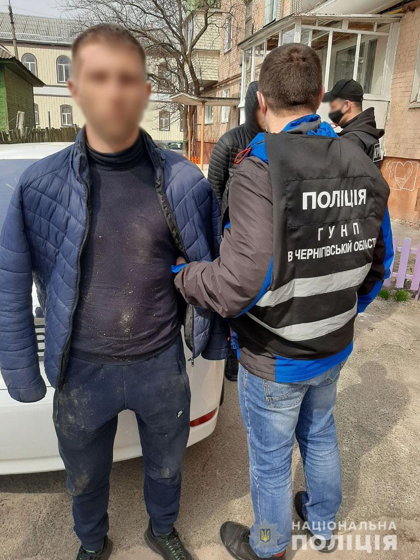 На Чернігівщині поліція затримала групу серійних квартирних злодіїв