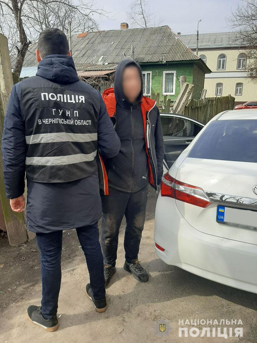 На Чернігівщині поліція затримала групу серійних квартирних злодіїв