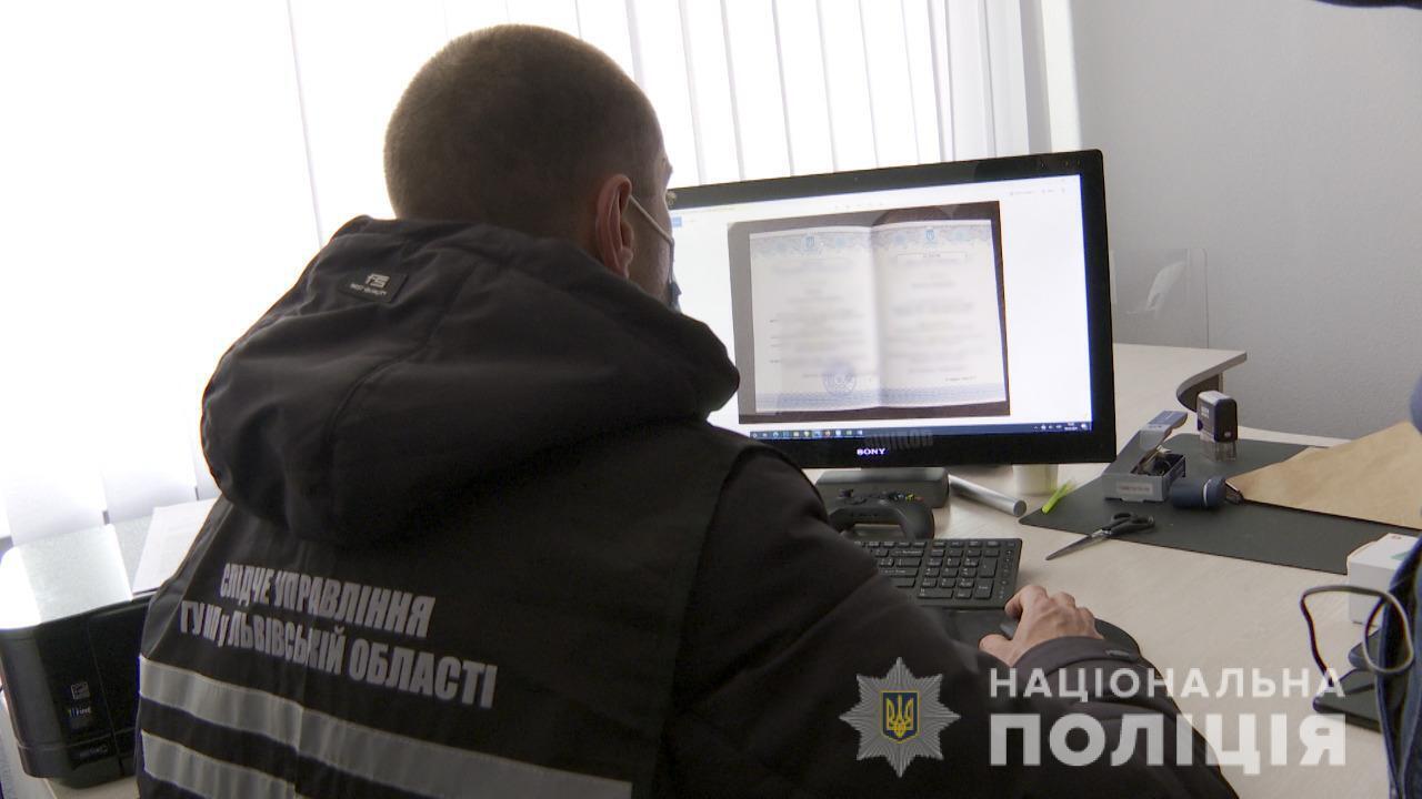 Міграційна поліція викрила злочинну групу на виготовленні підроблених документів про освіту