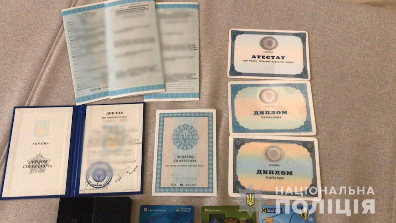Міграційна поліція викрила злочинну групу на виготовленні підроблених документів про освіту