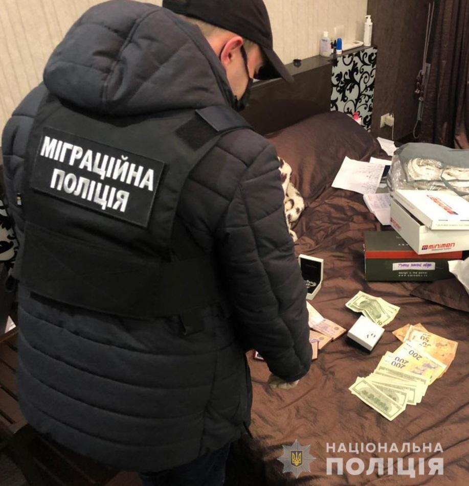 Міграційна поліція викрила злочинну групу на виготовленні підроблених документів про освіту