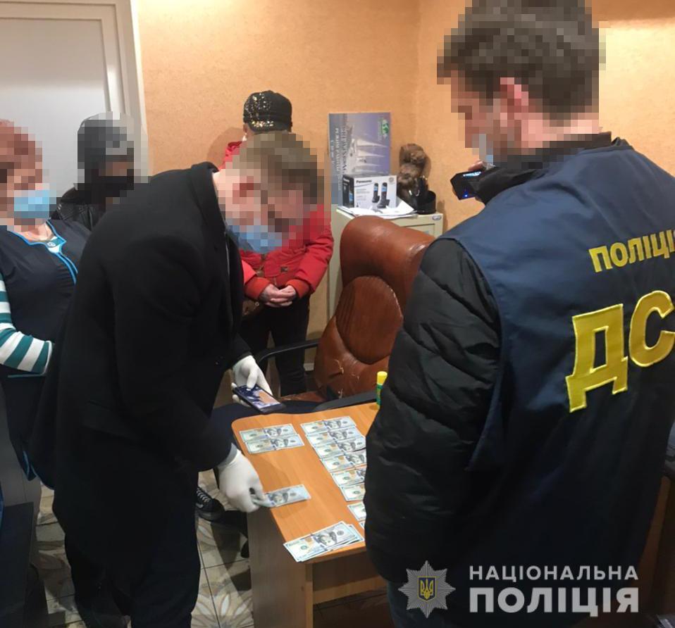 Поліцейські затримали на хабарі посадовця Миколаївського обласного управління Держспоживслужби