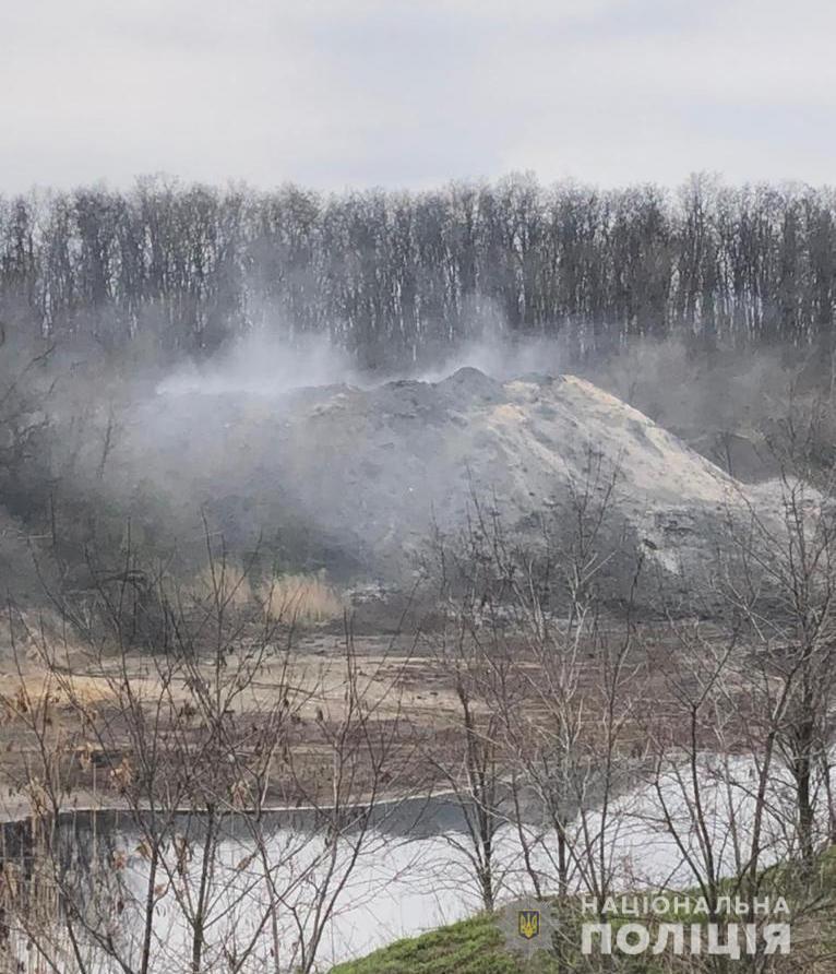 На Дніпропетровщині поліцейські викрили злочинну діяльність посадових осіб, які організували незаконне сміттєзвалище