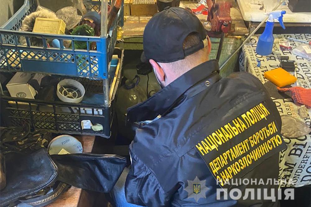 На Прикарпатті працівники поліції затримали групу наркоторговців, причетних до виготовлення та збуту амфетаміну