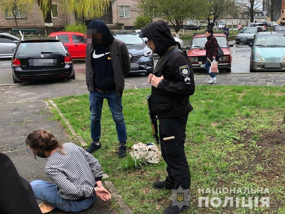 На Рівненщині поліція затримала жінку за напад на поліцейську